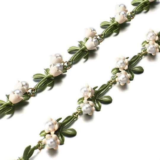 Elegant ontworpen bloemen armband met een romantische uitstraling.