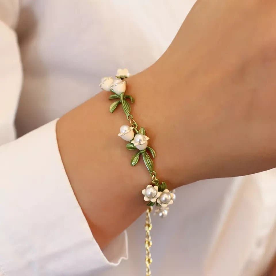 Armband met bloemen details en een romantisch en uniek ontwerp.