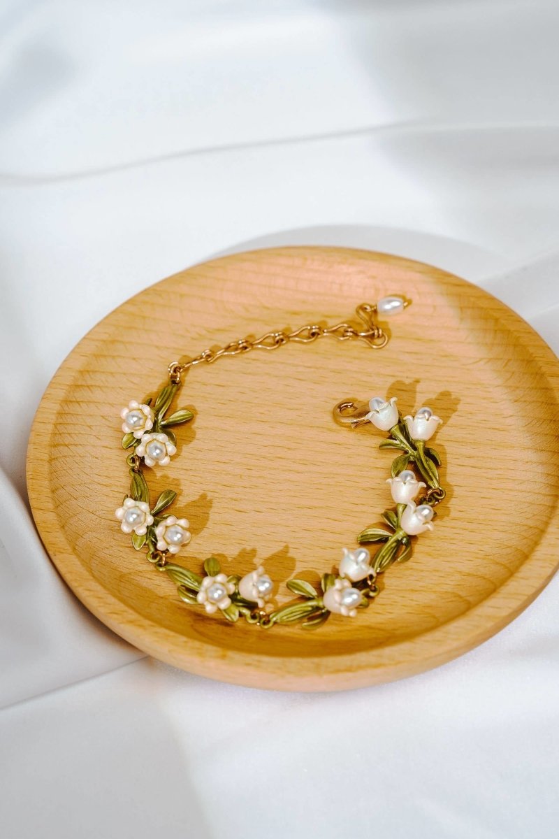 Tijdloze romantiek en verfijning in een bloemen armband met uniek design.