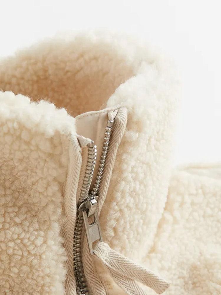 Dames warme sherpa jas met een zachte en gezellige textuur, ideaal voor koude winterdagen. Deze winterjas biedt comfort en warmte, met een ritssluiting en ruime zakken voor praktisch gebruik. Een stijlvolle en functionele keuze om elke wintergarderobe compleet te maken.