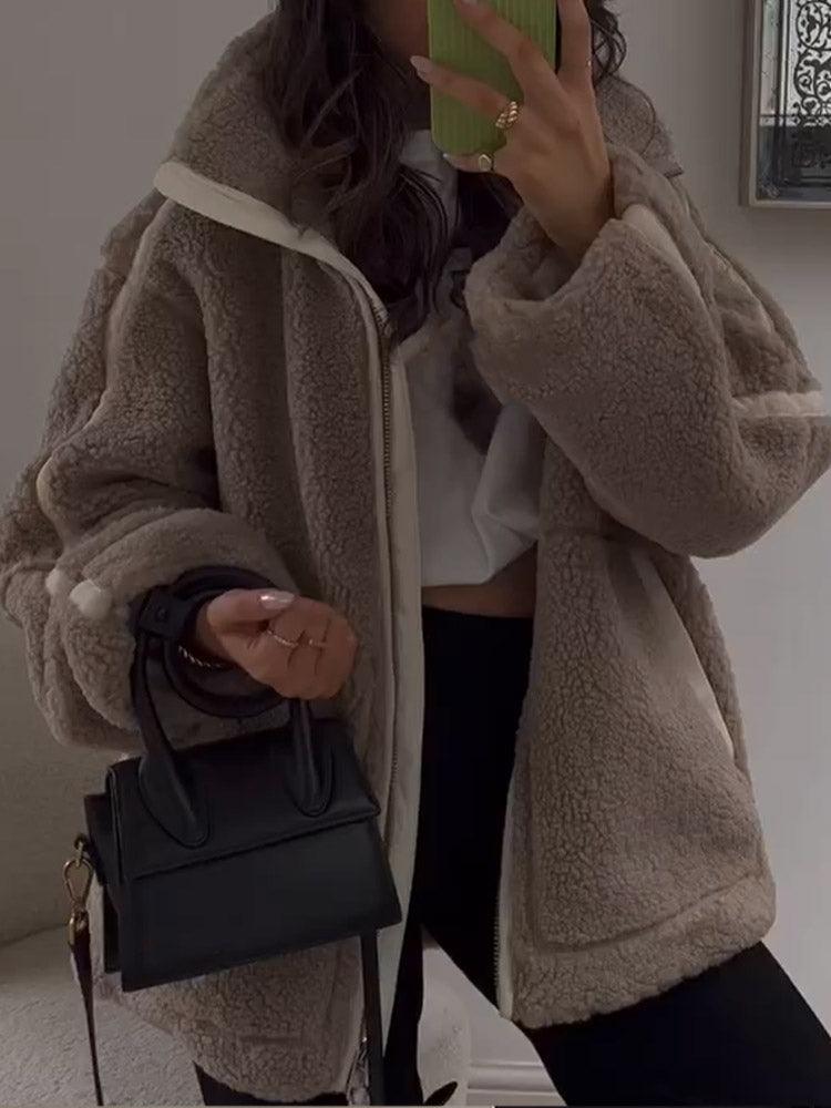 Dames warme sherpa jas met een zachte en gezellige textuur, ideaal voor koude winterdagen. Deze winterjas biedt comfort en warmte, met een ritssluiting en ruime zakken voor praktisch gebruik. Een stijlvolle en functionele keuze om elke wintergarderobe compleet te maken.