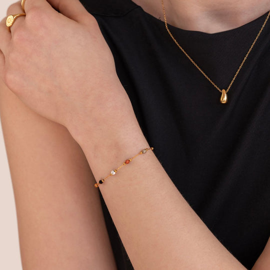 Elegante armband met minimalistische details en bijpassende accessoires.
