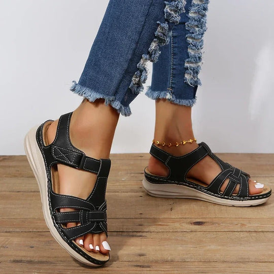 Stijlvolle leren sandalen voor vrouwen van LuxeStep, perfect voor elke gelegenheid en seizoen.
