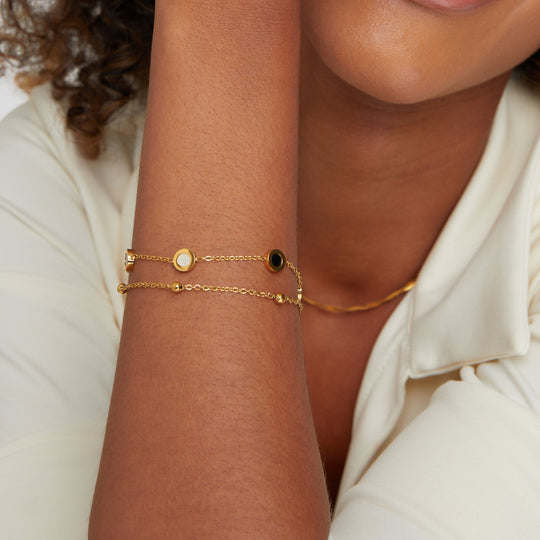 Lina luxe gelaagde armband met unieke ronde details, perfect voor een moderne en verfijnde look.