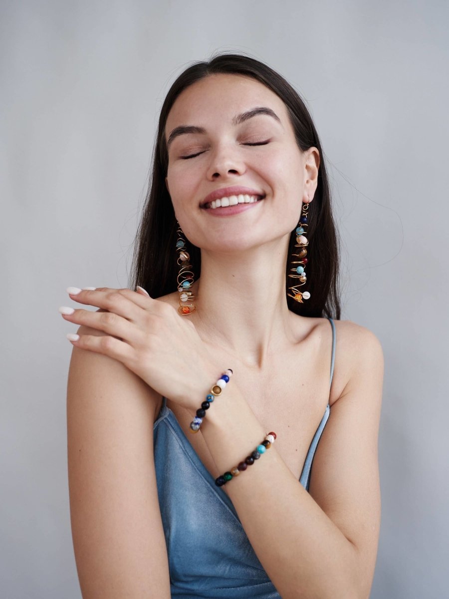 Isla stijlvolle armband geïnspireerd door de schoonheid van het zonnestelsel, ideaal voor een bijzondere look.