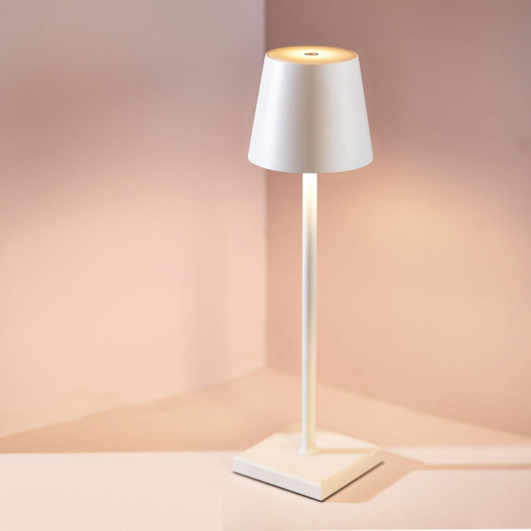 Emma stijlvolle tafellamp met een modern en elegant design voor sfeervolle verlichting in elk interieur.